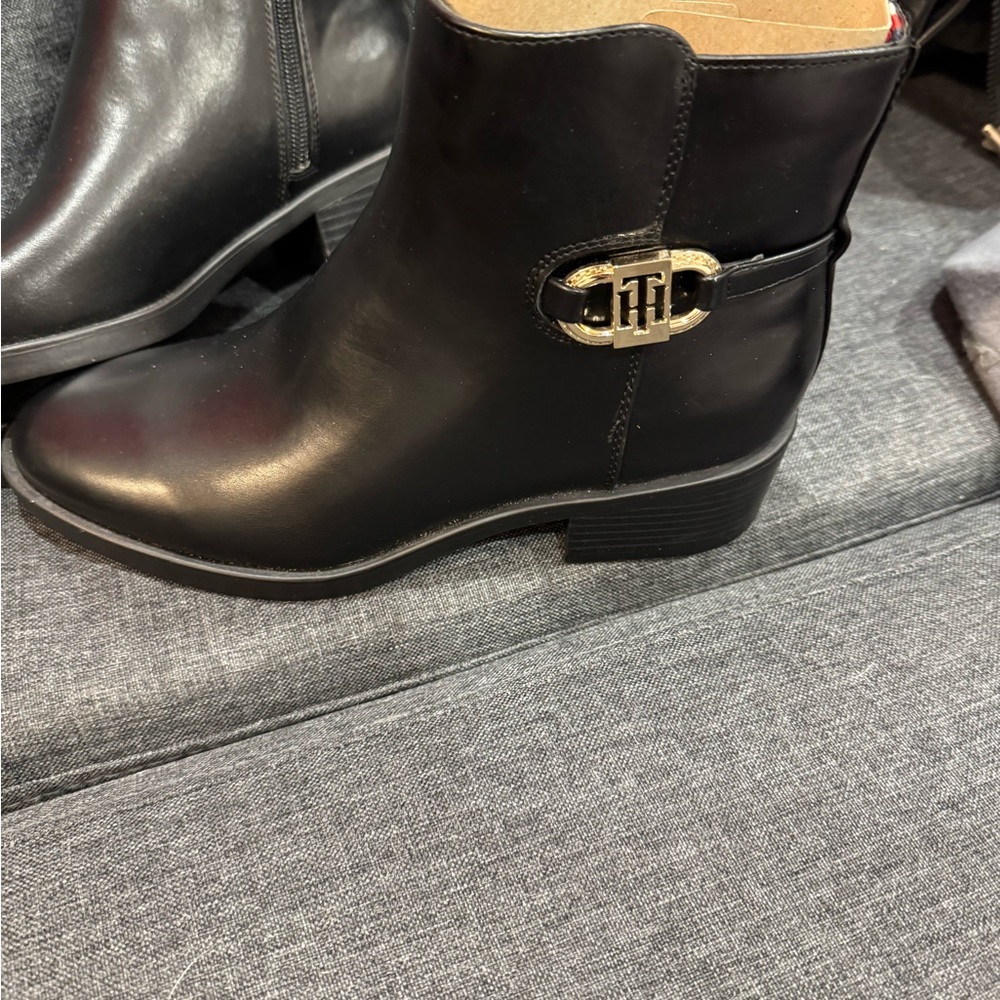 Black Faux-Leather Tommy Hilfiger women’s Imiera Boots size 8M